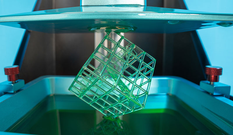 Model 3d gorffenedig yn cael ei adfer o'r ffotopolymer hylif