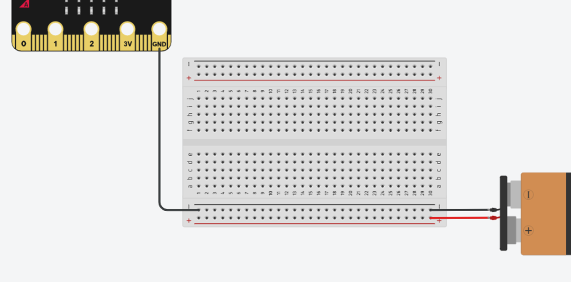 Bwrdd bara gyda'r rheilen negatif wedi'i chysylltu i bin GND ar y Micro:Bit yn ogystal â therfynell negatif batri 9V. Mae'r rheilen bositif wedi'i chysylltu i derfynell bositif y batri 9v yn unig.