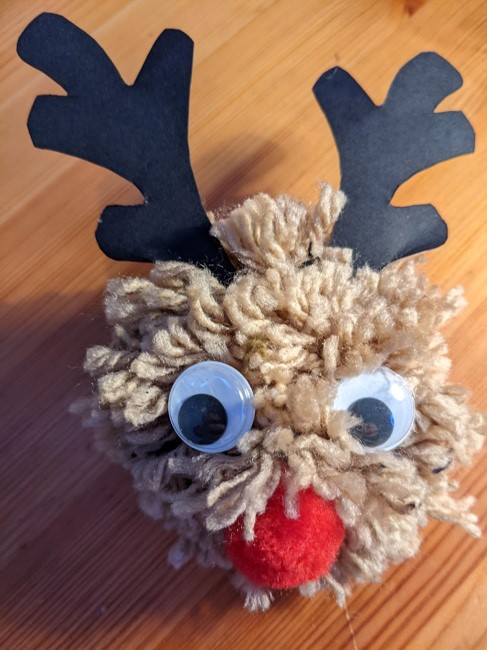 Esiampl o bom-pom Rudolph wedi ei orffen