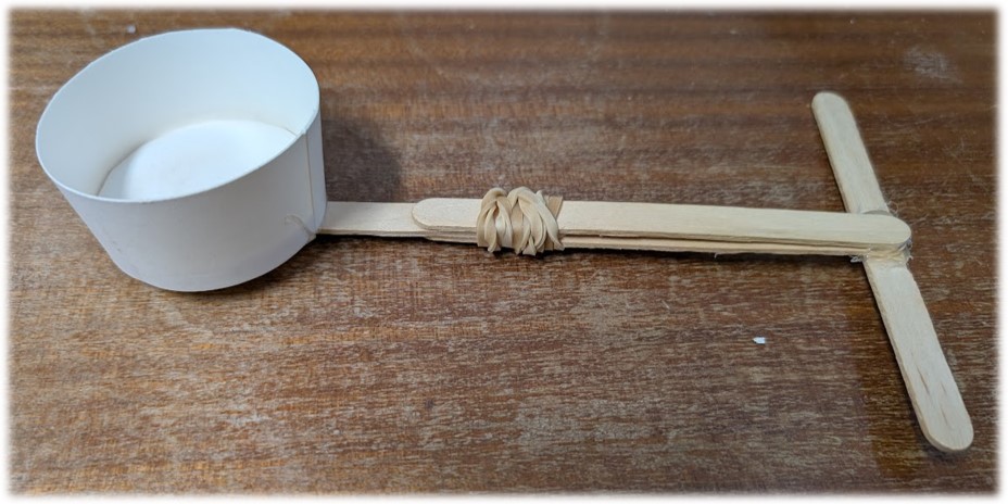 Braich y catapwlt wedi ei chwblhau