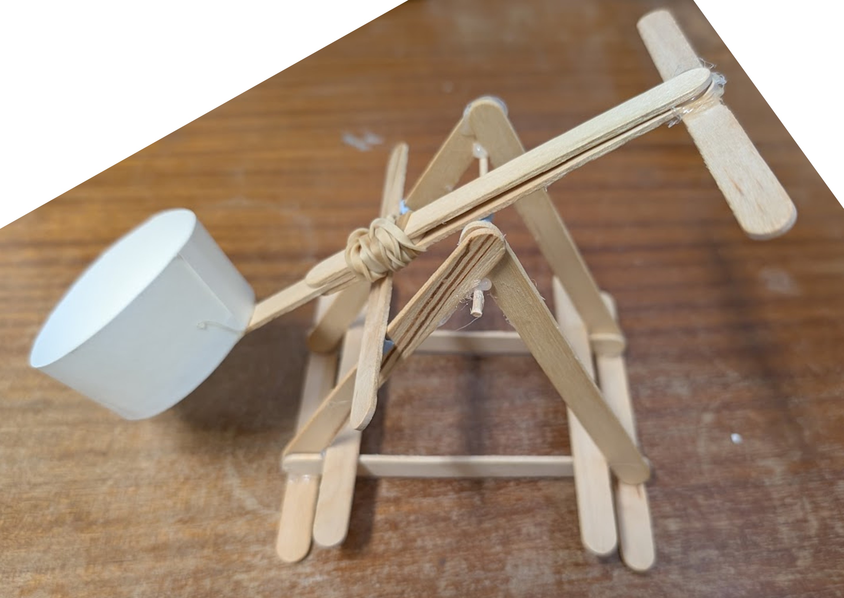 Bar gorffwys y catapwlt wedi ei chwblhau