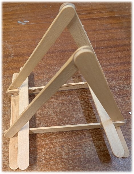 Llun o'r ffrâm fel y'i disgrifiwyd yn y cyfarwyddiadau